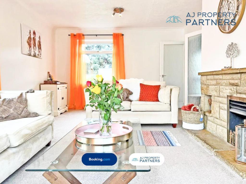 Premium Deal L Hill View Home L Last-Minute Offer L Cheltenham L Aj Properties L Perfect For Short Or Long Stays L 4Beds 4Bedrooms מראה חיצוני תמונה