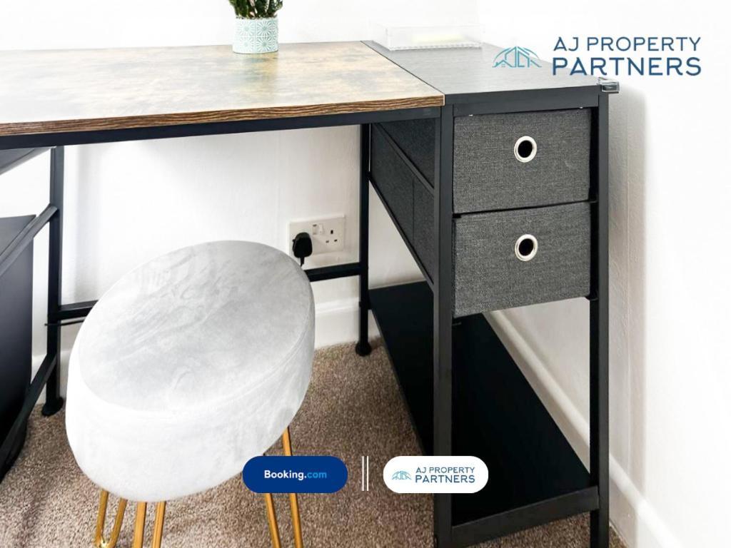 Premium Deal L Hill View Home L Last-Minute Offer L Cheltenham L Aj Properties L Perfect For Short Or Long Stays L 4Beds 4Bedrooms מראה חיצוני תמונה