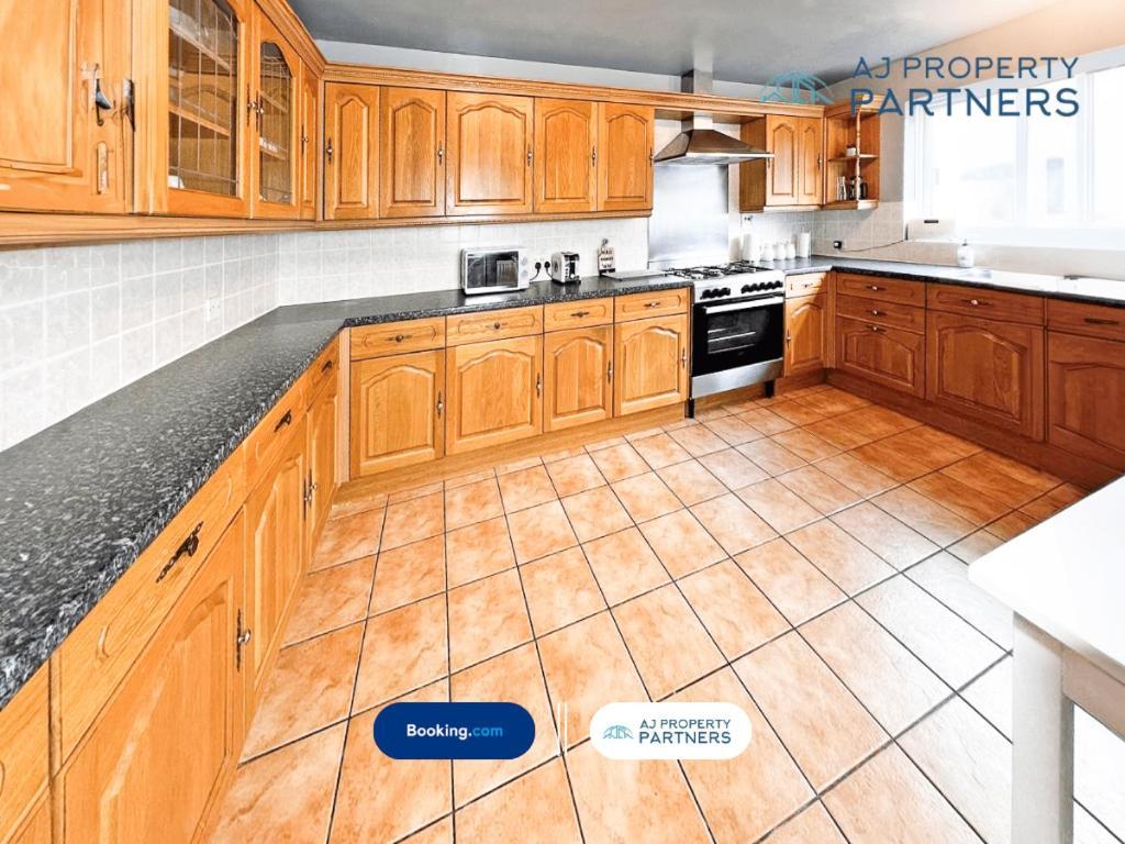 Premium Deal L Hill View Home L Last-Minute Offer L Cheltenham L Aj Properties L Perfect For Short Or Long Stays L 4Beds 4Bedrooms מראה חיצוני תמונה