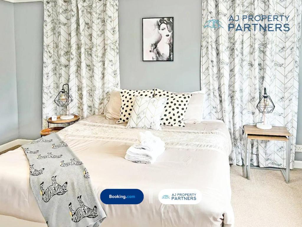 Premium Deal L Hill View Home L Last-Minute Offer L Cheltenham L Aj Properties L Perfect For Short Or Long Stays L 4Beds 4Bedrooms מראה חיצוני תמונה