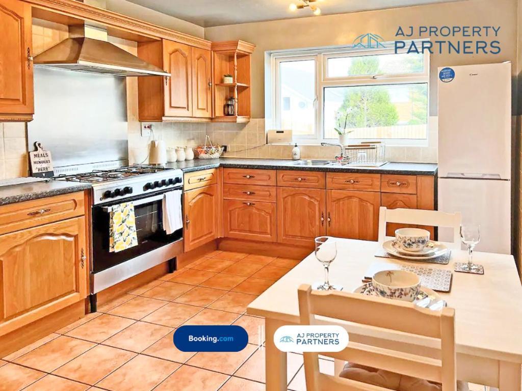 Premium Deal L Hill View Home L Last-Minute Offer L Cheltenham L Aj Properties L Perfect For Short Or Long Stays L 4Beds 4Bedrooms מראה חיצוני תמונה