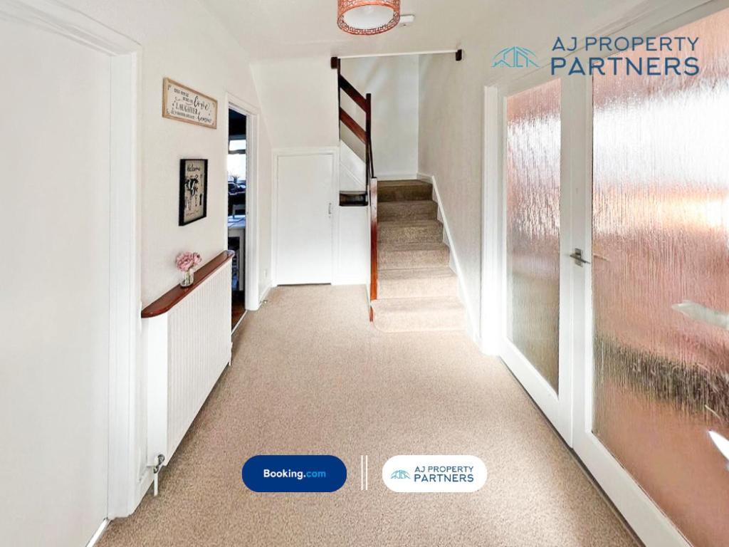 Premium Deal L Hill View Home L Last-Minute Offer L Cheltenham L Aj Properties L Perfect For Short Or Long Stays L 4Beds 4Bedrooms מראה חיצוני תמונה