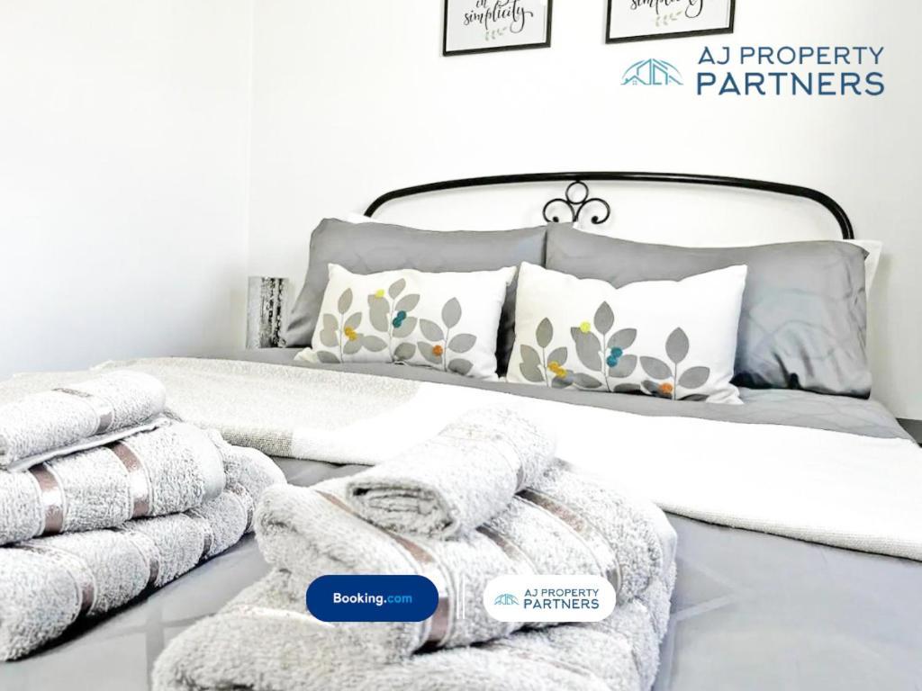 Premium Deal L Hill View Home L Last-Minute Offer L Cheltenham L Aj Properties L Perfect For Short Or Long Stays L 4Beds 4Bedrooms מראה חיצוני תמונה