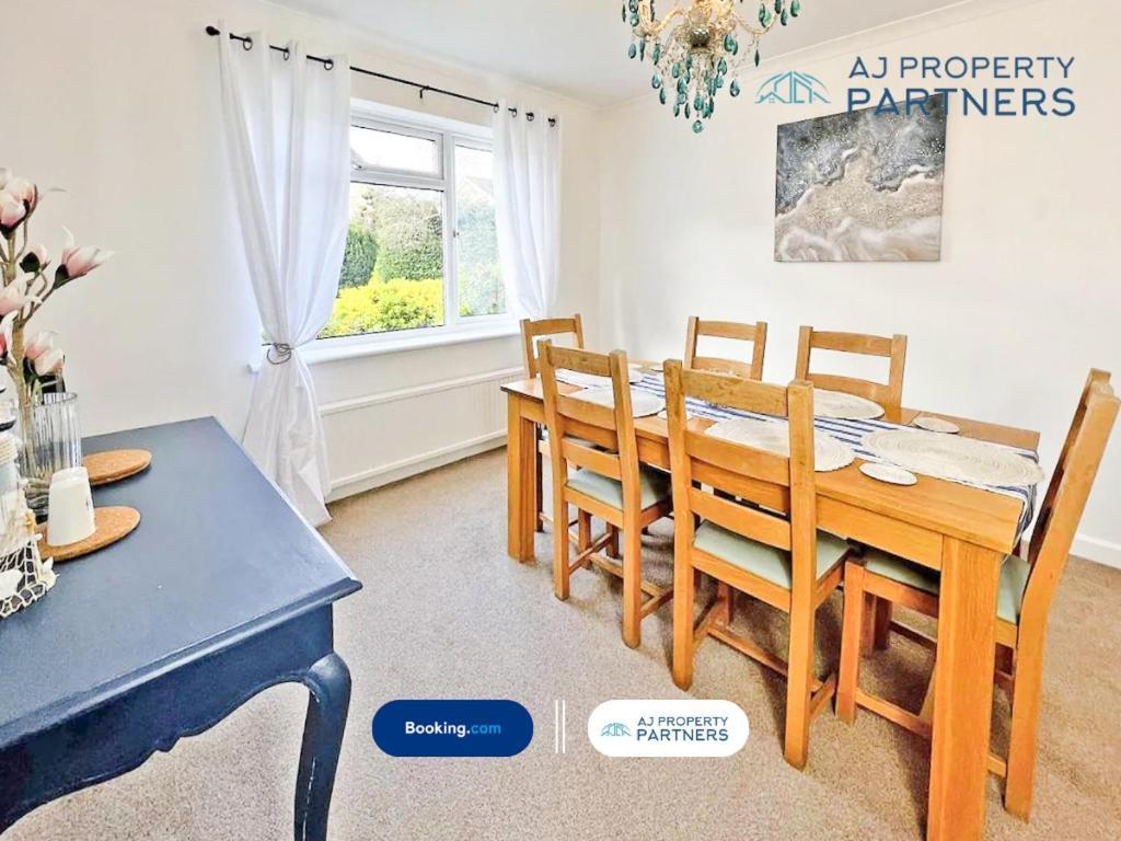 Premium Deal L Hill View Home L Last-Minute Offer L Cheltenham L Aj Properties L Perfect For Short Or Long Stays L 4Beds 4Bedrooms מראה חיצוני תמונה
