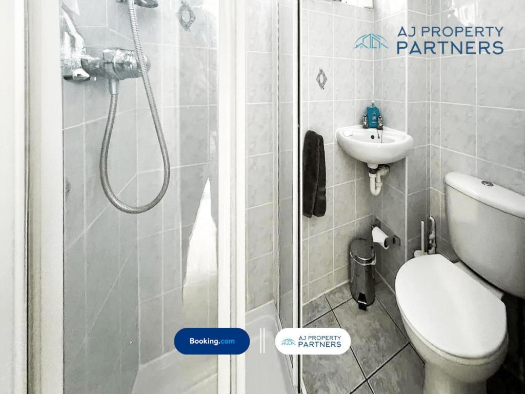 Premium Deal L Hill View Home L Last-Minute Offer L Cheltenham L Aj Properties L Perfect For Short Or Long Stays L 4Beds 4Bedrooms מראה חיצוני תמונה