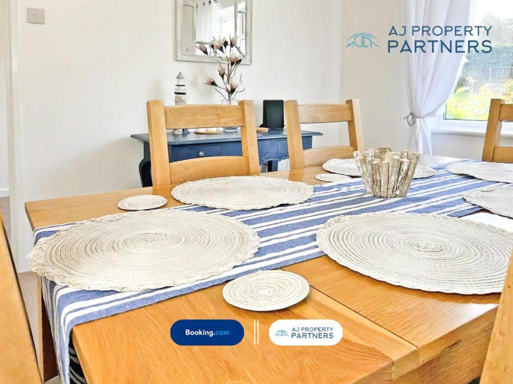 Premium Deal L Hill View Home L Last-Minute Offer L Cheltenham L Aj Properties L Perfect For Short Or Long Stays L 4Beds 4Bedrooms מראה חיצוני תמונה