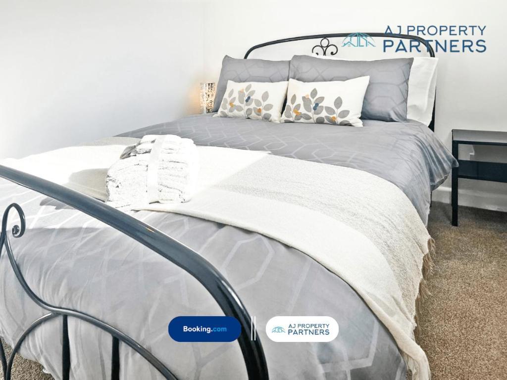 Premium Deal L Hill View Home L Last-Minute Offer L Cheltenham L Aj Properties L Perfect For Short Or Long Stays L 4Beds 4Bedrooms מראה חיצוני תמונה