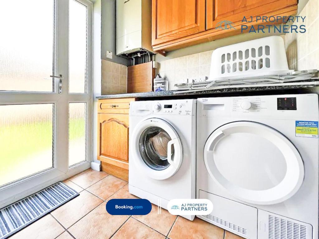Premium Deal L Hill View Home L Last-Minute Offer L Cheltenham L Aj Properties L Perfect For Short Or Long Stays L 4Beds 4Bedrooms מראה חיצוני תמונה